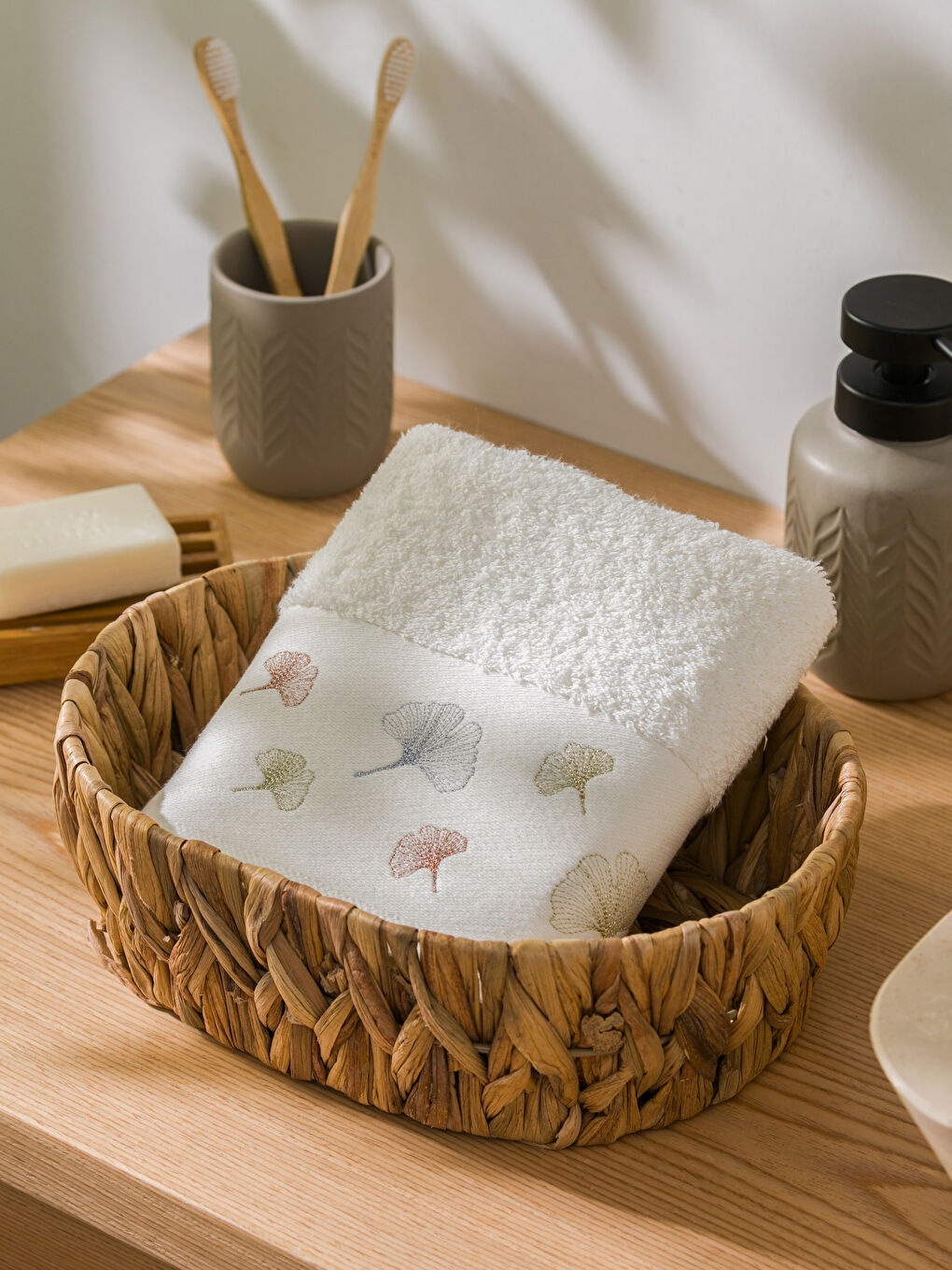 Ekru Çiçek Desenli Yüz Havlusu 50x80 cm-1