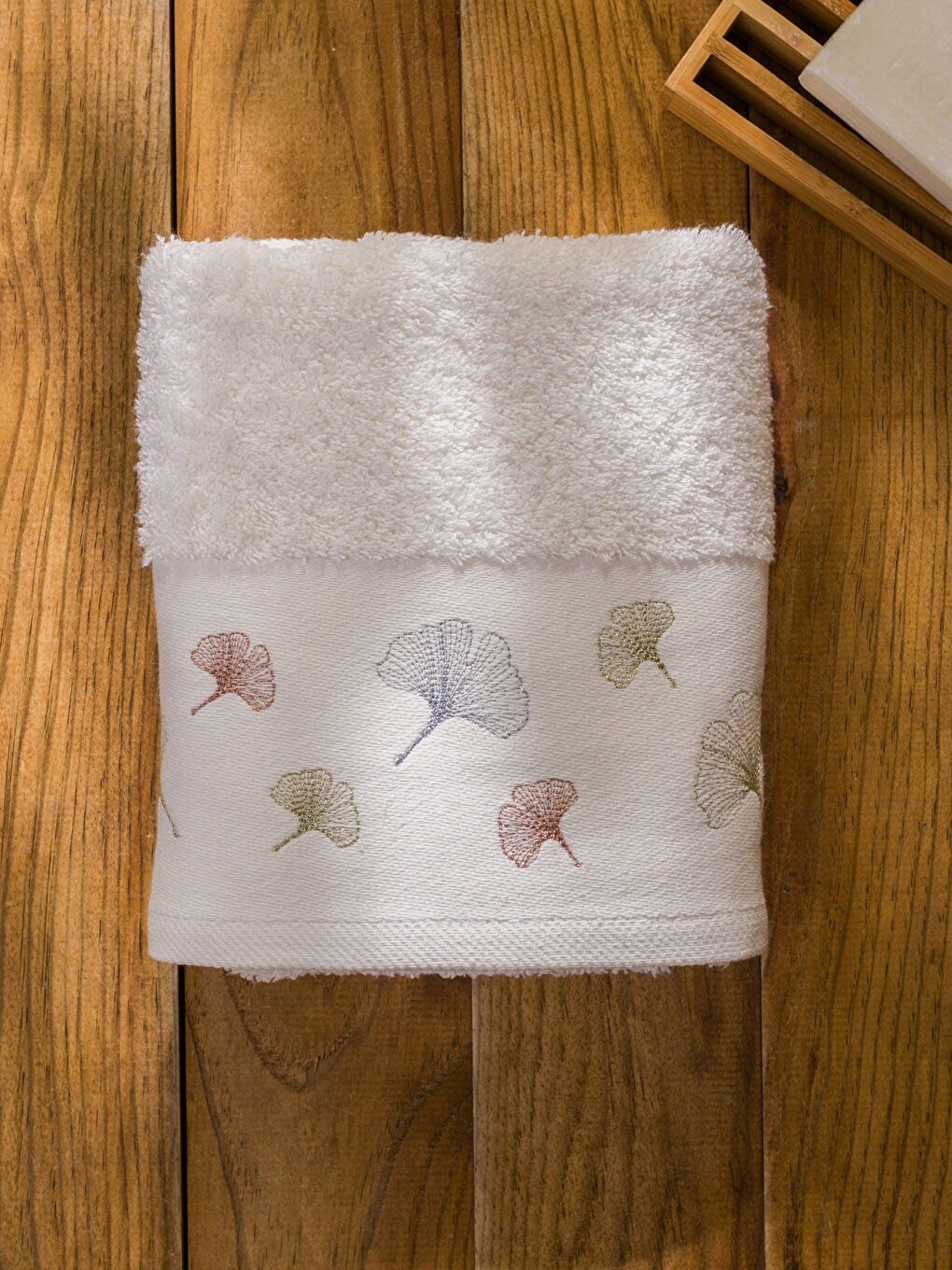 Ekru Çiçek Desenli Yüz Havlusu 50x80 cm-2