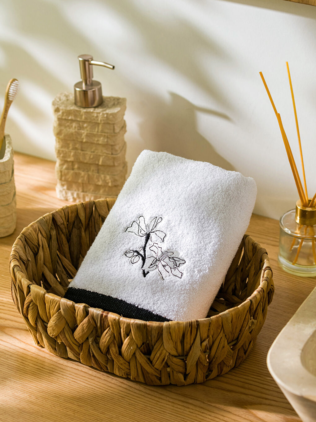 Beyaz Nakışlı Pamuk El Havlusu 45x75 cm