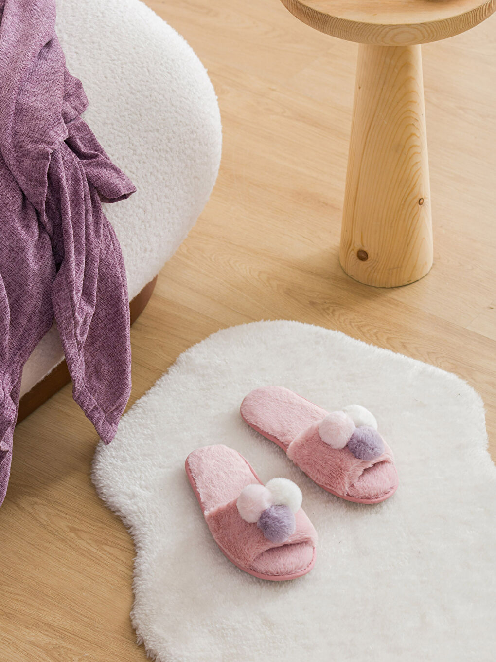 Pembe Kadın Ponponlu Pelüş Ev Terliği