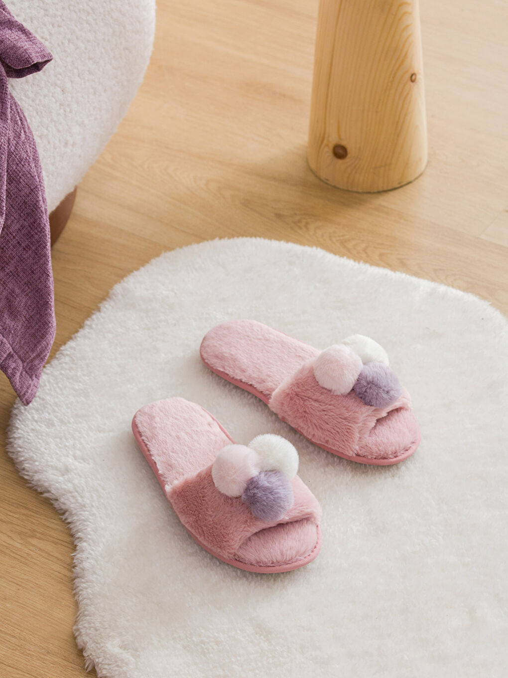 Pembe Kadın Ponponlu Pelüş Ev Terliği-1