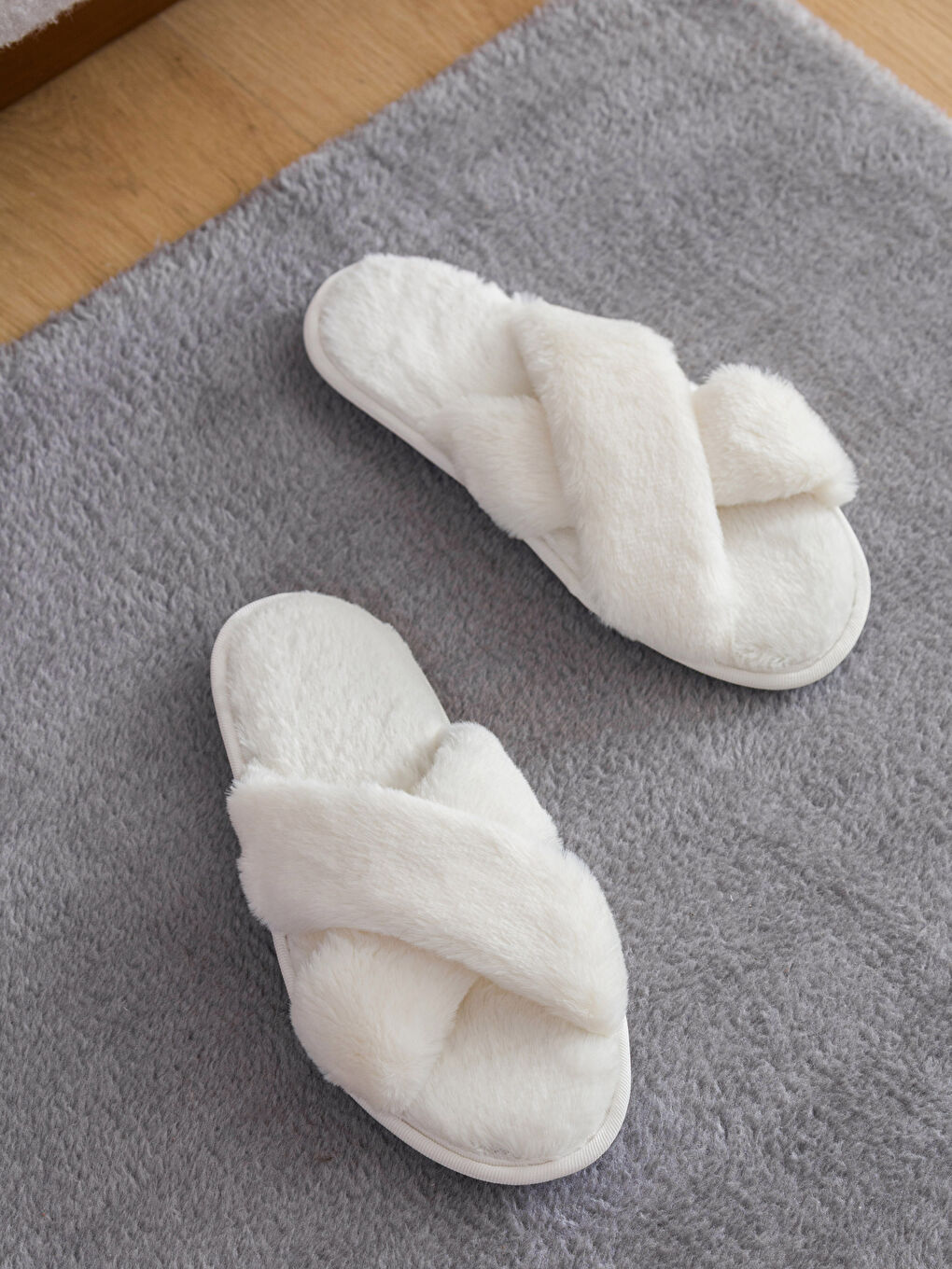 Ekru Pelüş Çapraz Bantlı Kadın Ev Terliği-1