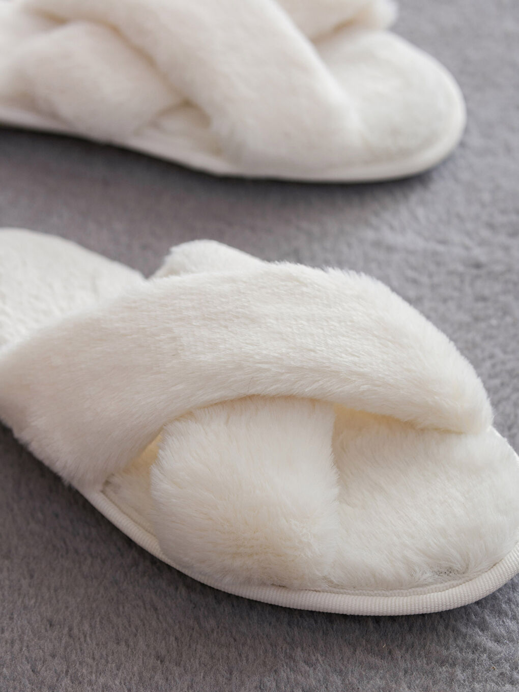 Ekru Pelüş Çapraz Bantlı Kadın Ev Terliği-2