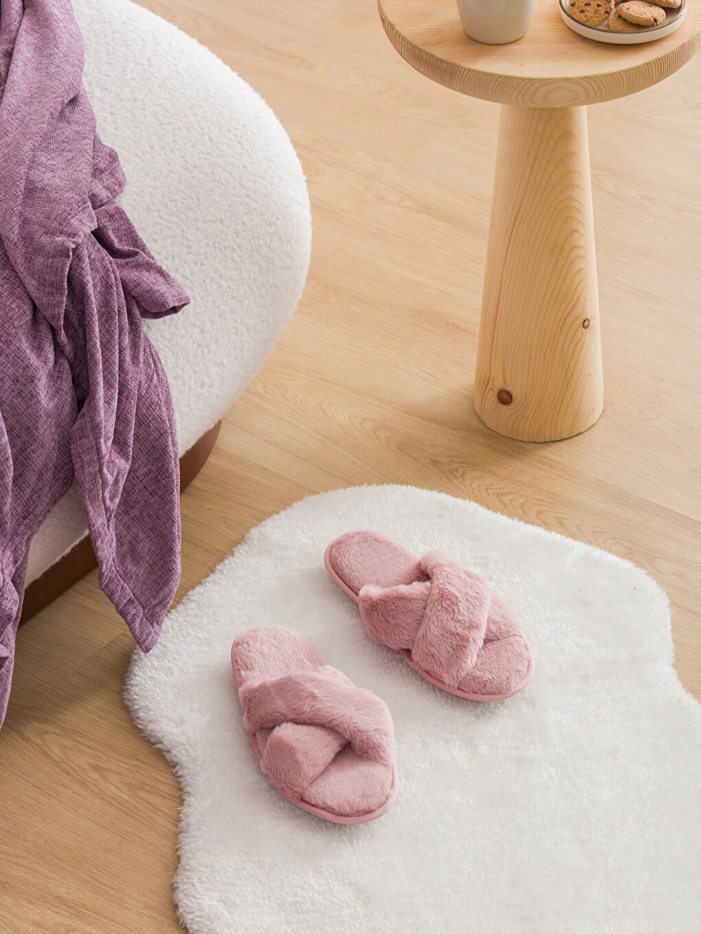 Pembe Pelüş Çapraz Bantlı Kadın Ev Terliği