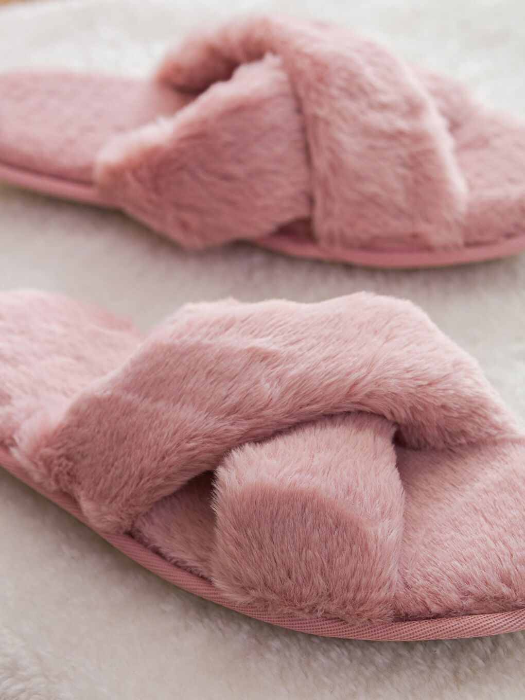 Pembe Pelüş Çapraz Bantlı Kadın Ev Terliği-2