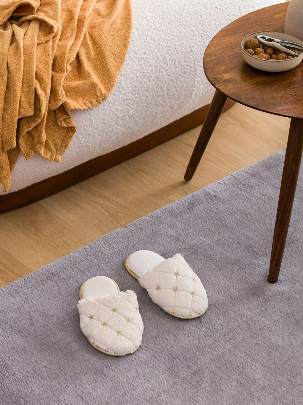 Ekru Yıldız Nakışlı Kadın Ev Terliği