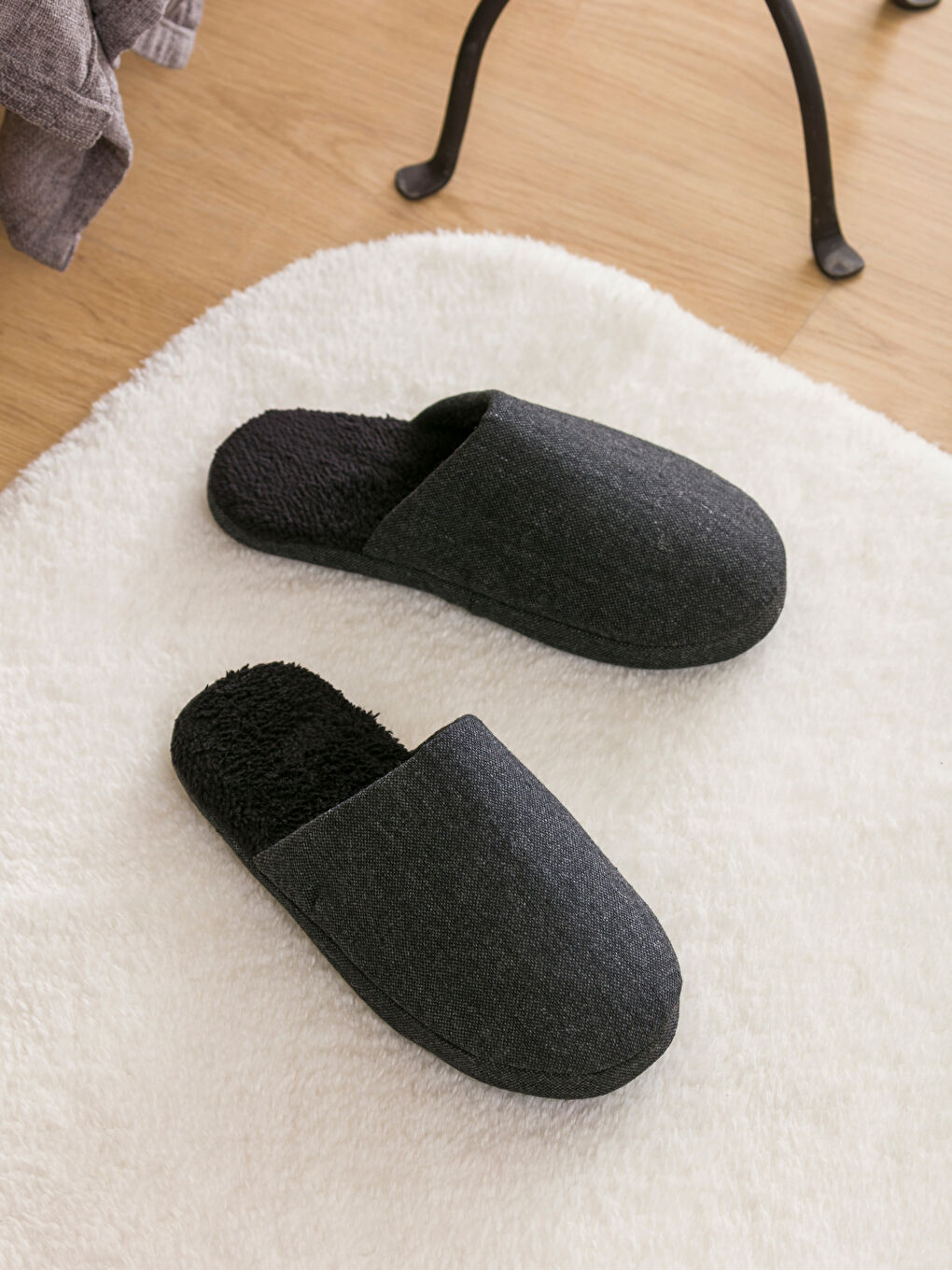 Ерлерге арналған үйге арналған тәпішкелер өрнексіз-1