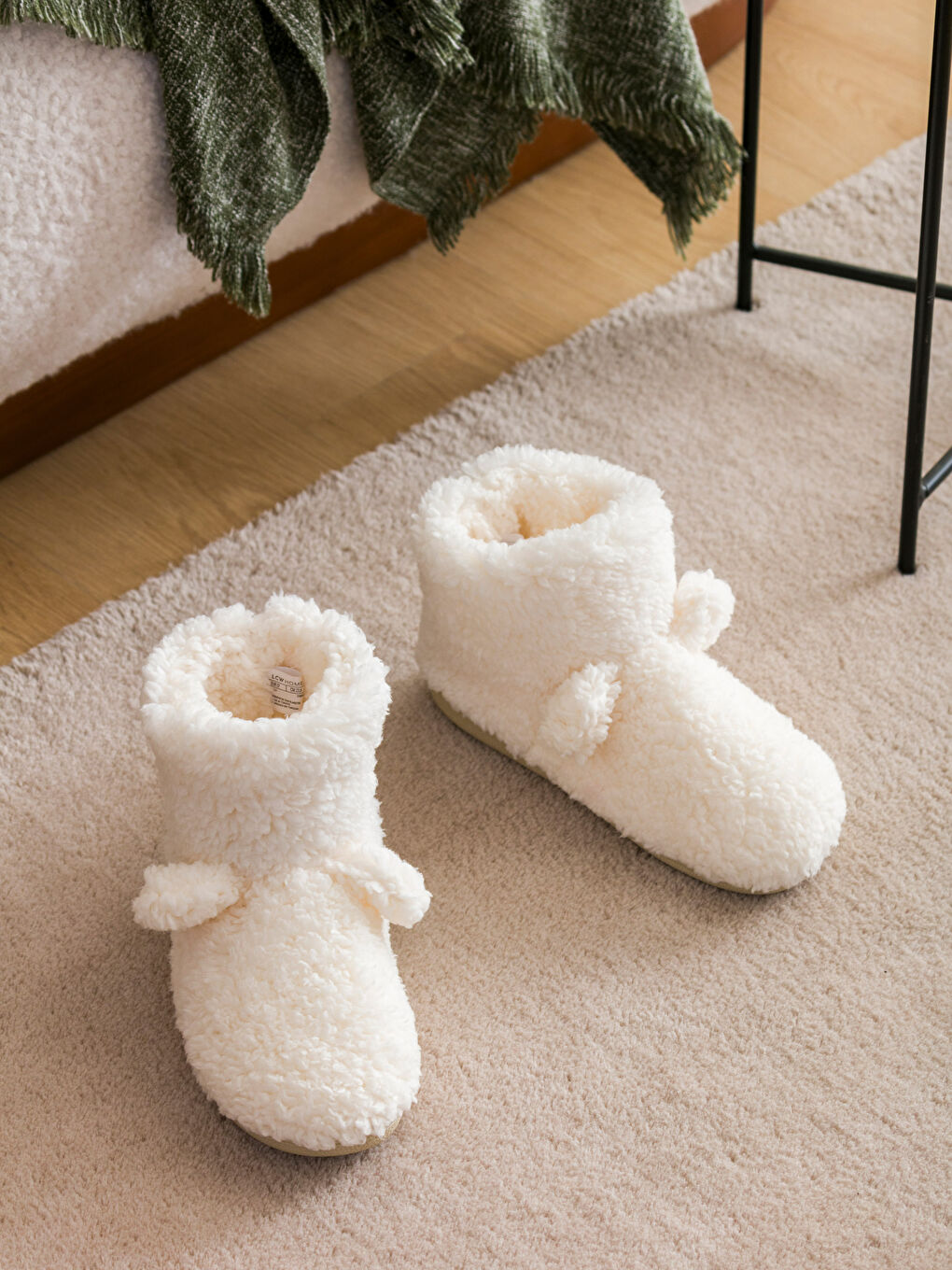 Ekru Düz Pelüş Kadın Ev Botu-1