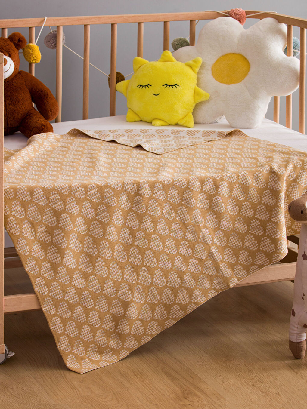 Kahverengi Kalp Desenli Kız Bebek Battaniyesi