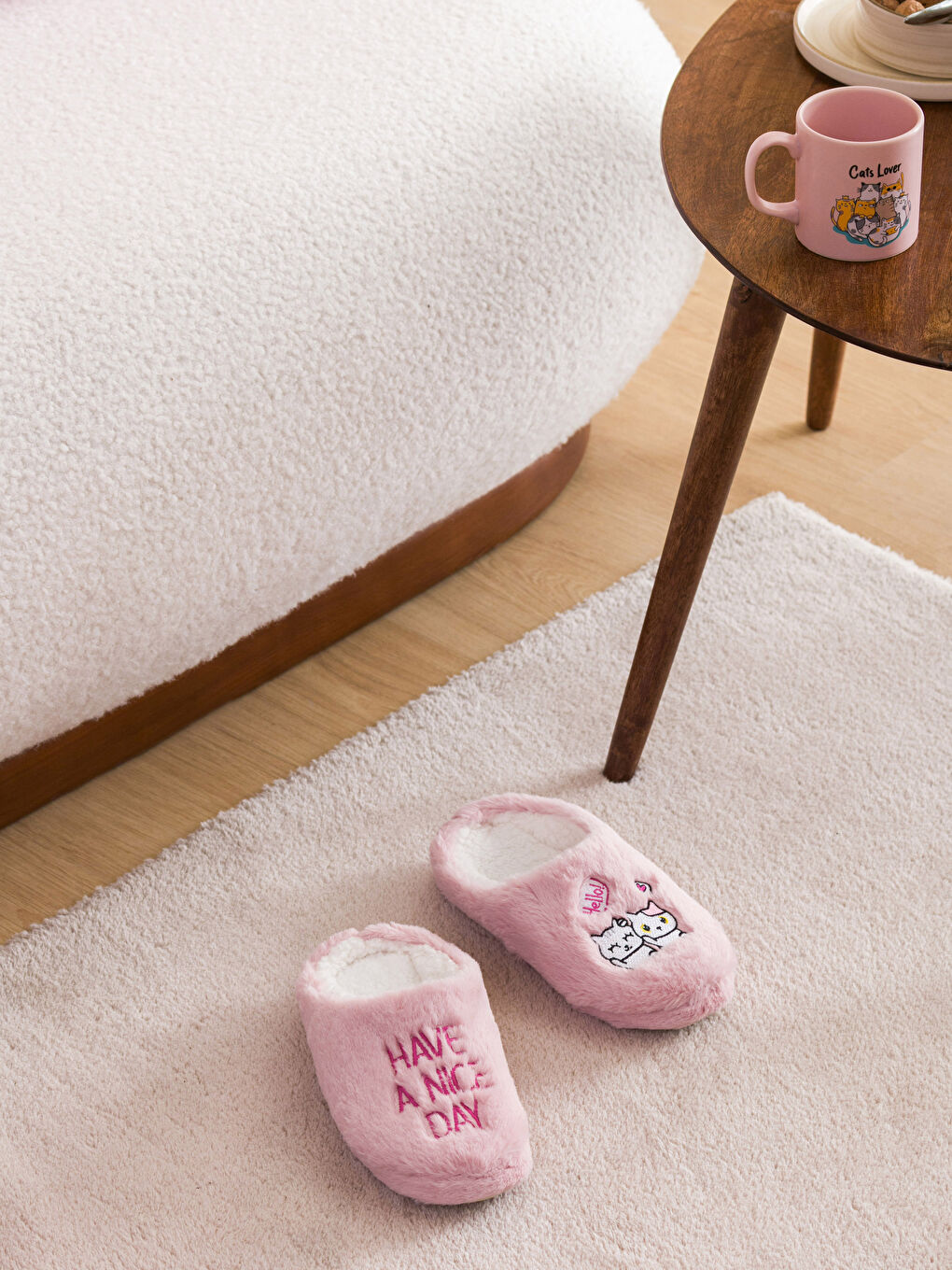 Pembe Nakışlı Kadın Ev Terliği