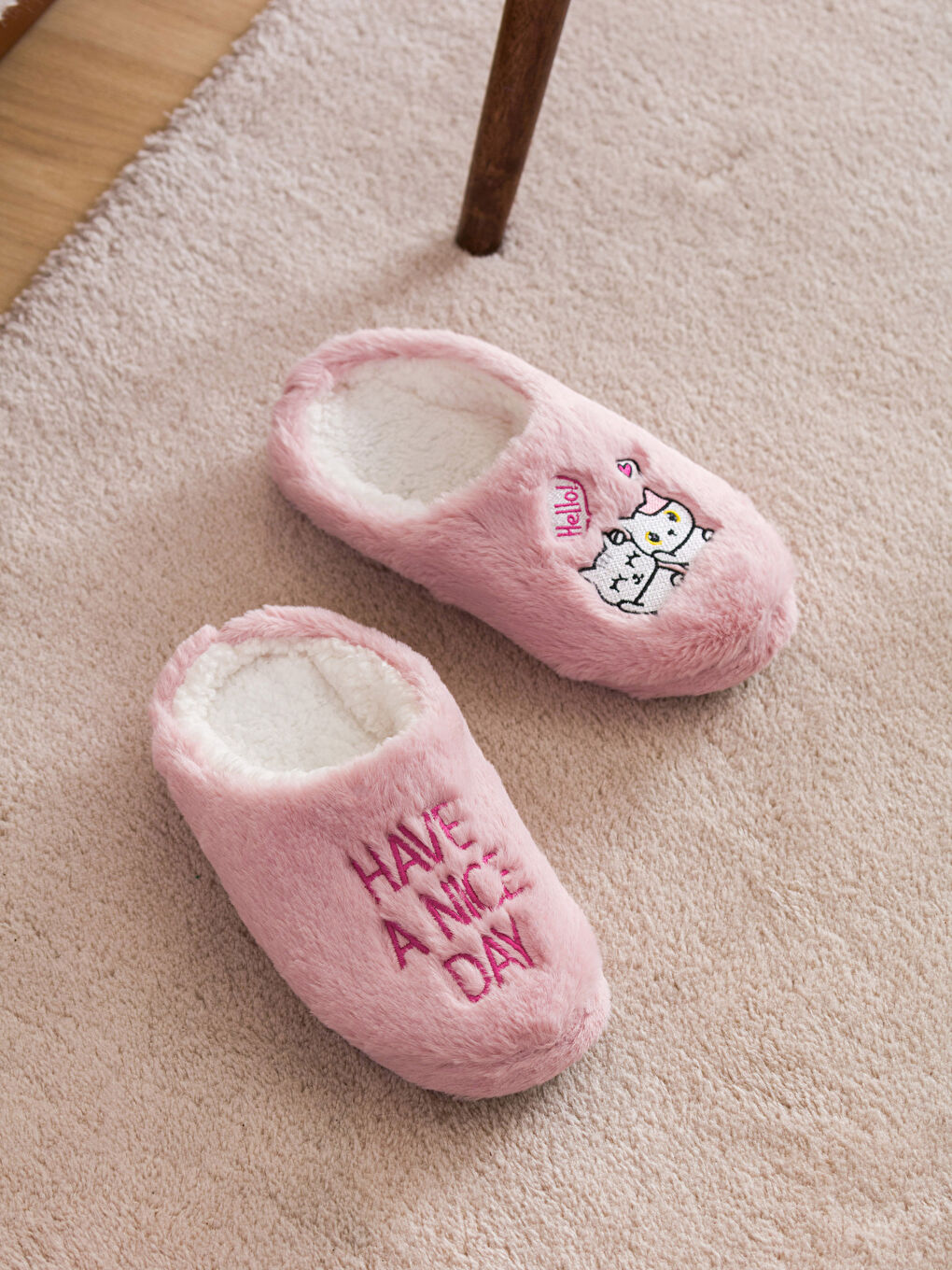 Pembe Nakışlı Kadın Ev Terliği-1