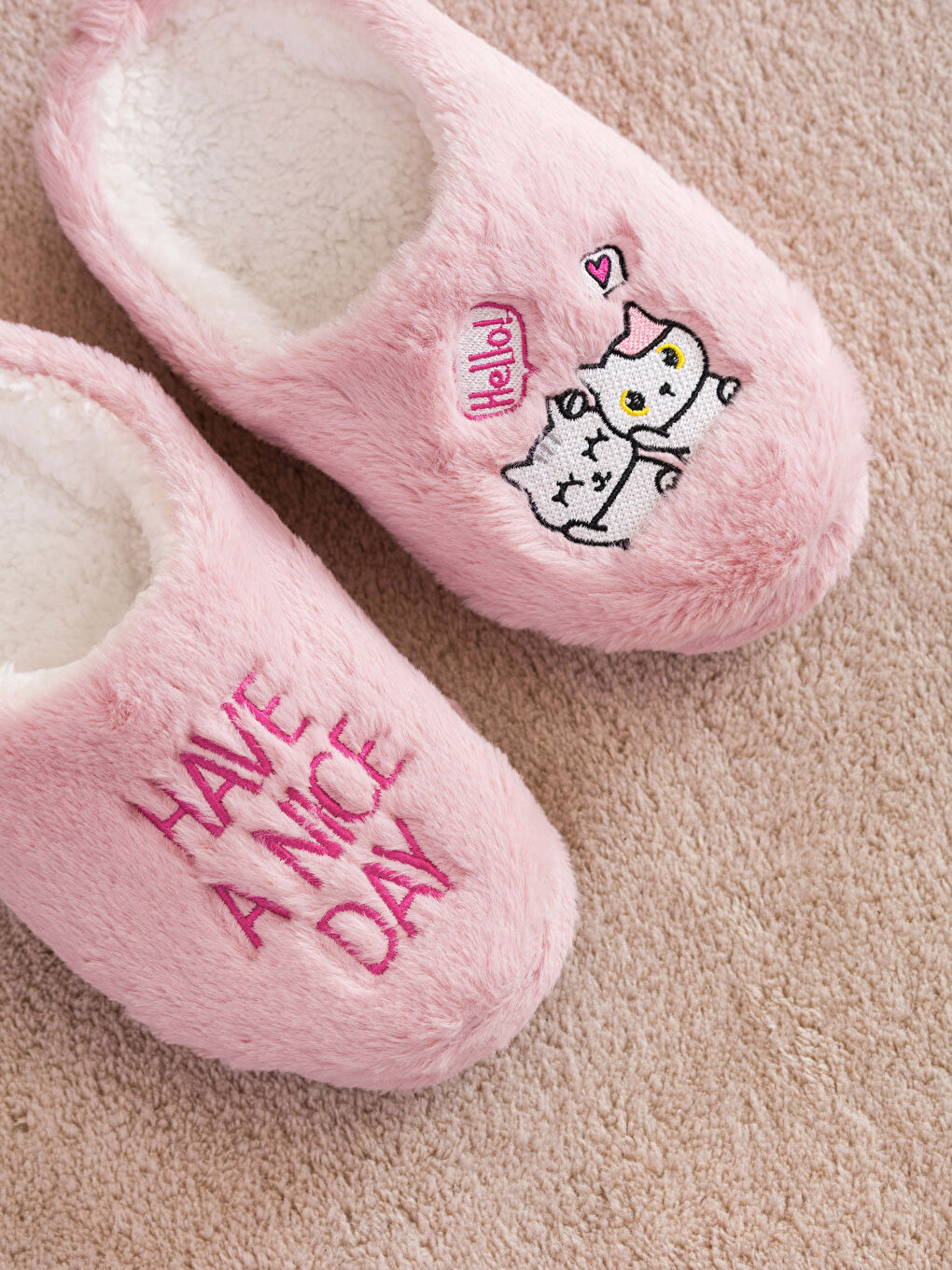 Pembe Nakışlı Kadın Ev Terliği-2