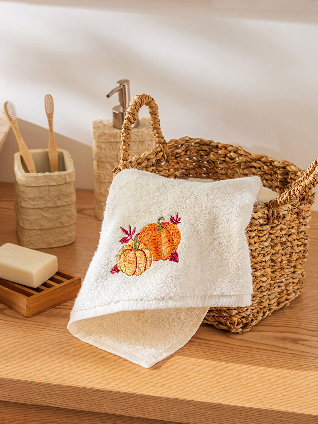 Ekru Nakışlı Yüz Havlusu 50x80 cm