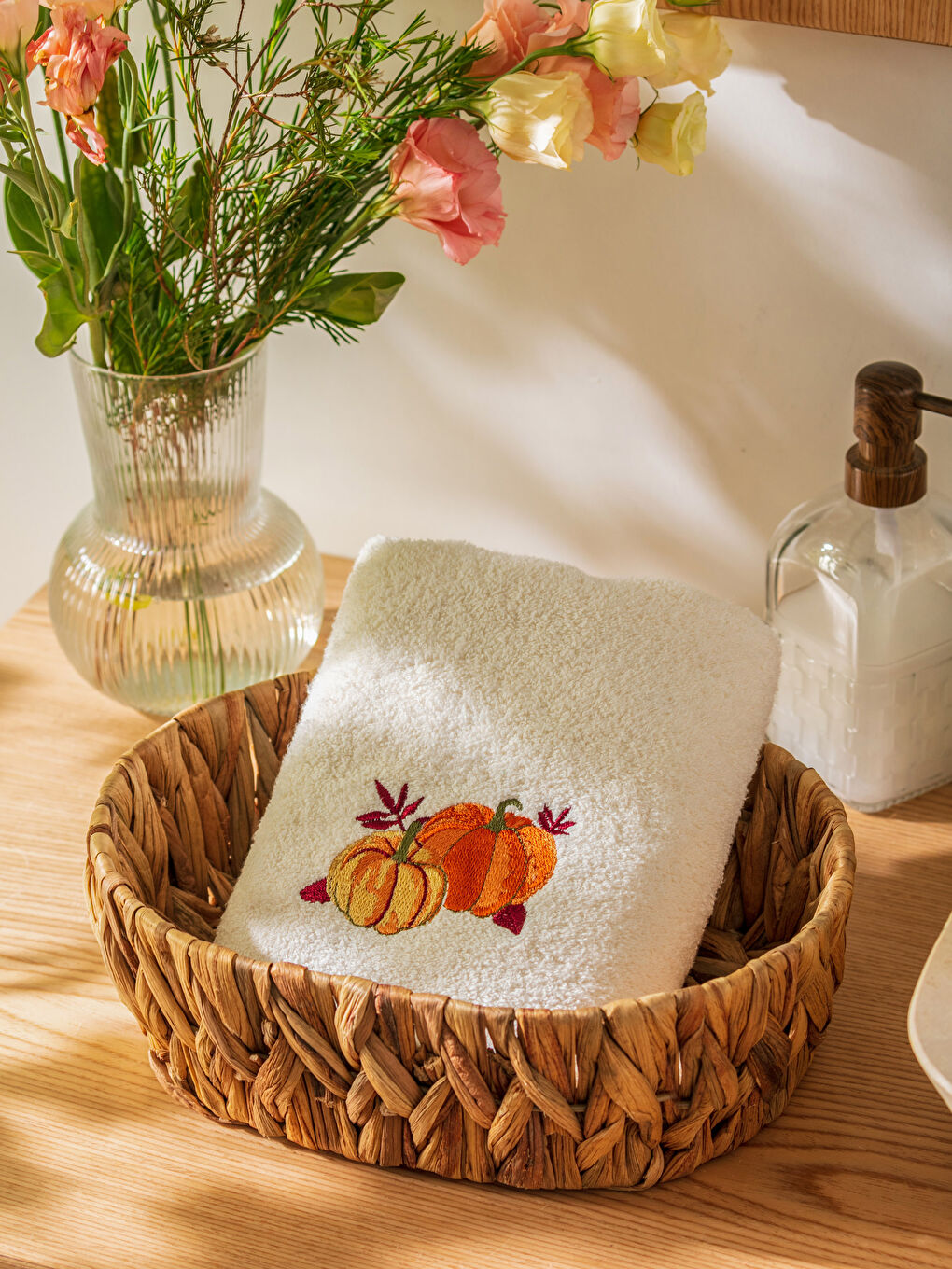 Ekru Nakışlı Yüz Havlusu 50x80 cm-1