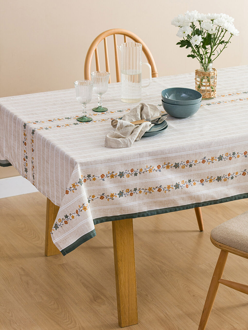 Karışık Çiçek Desenli Masa Örtüsü 150x220 cm