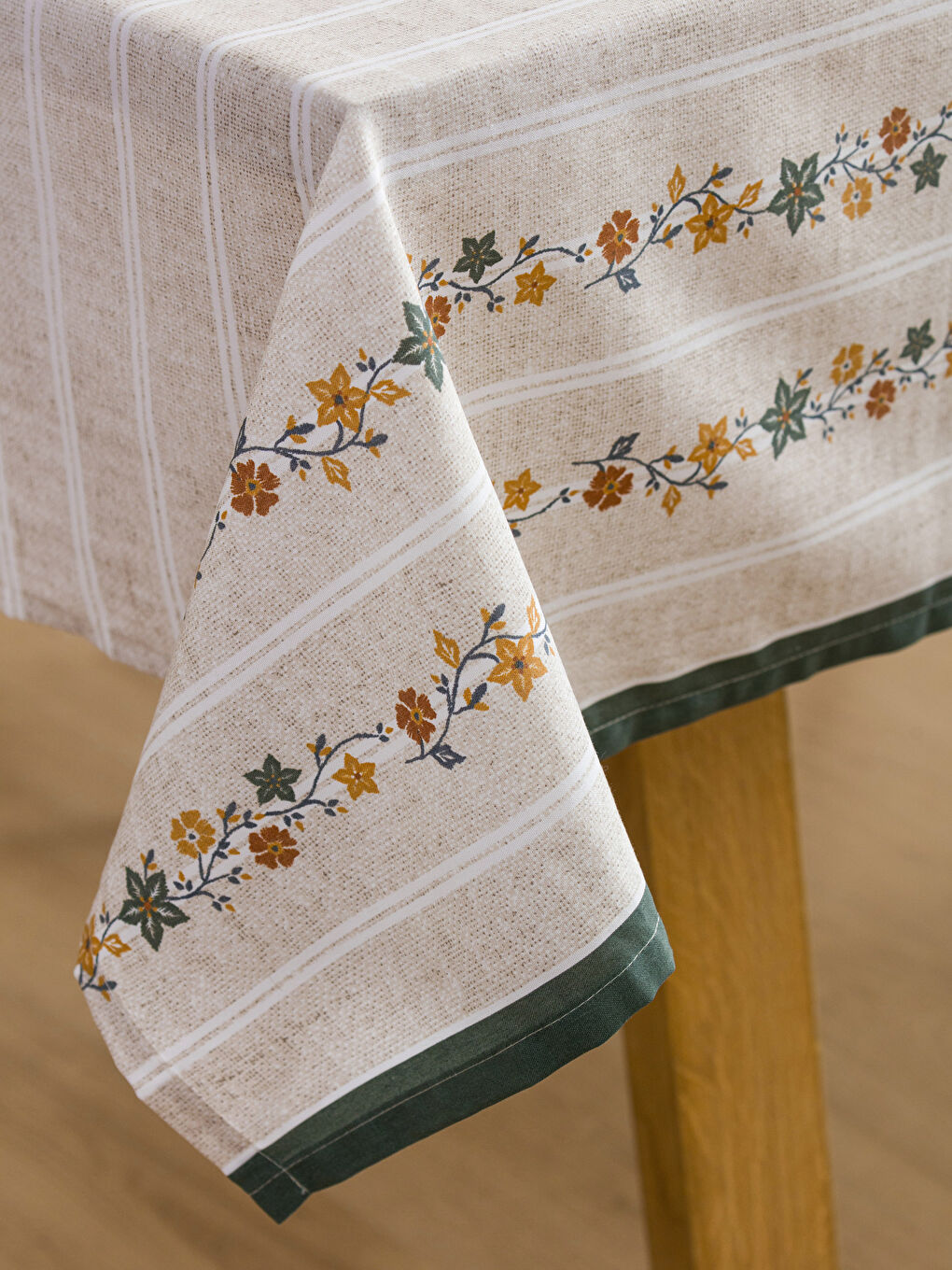 Karışık Çiçek Desenli Masa Örtüsü 150x220 cm-2