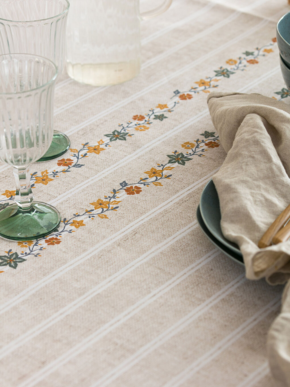 Karışık Çiçek Desenli Masa Örtüsü 150x220 cm-3