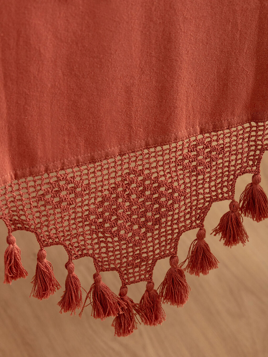 Kırmızı Dantel Detaylı Püsküllü Runner 45x150 cm-2