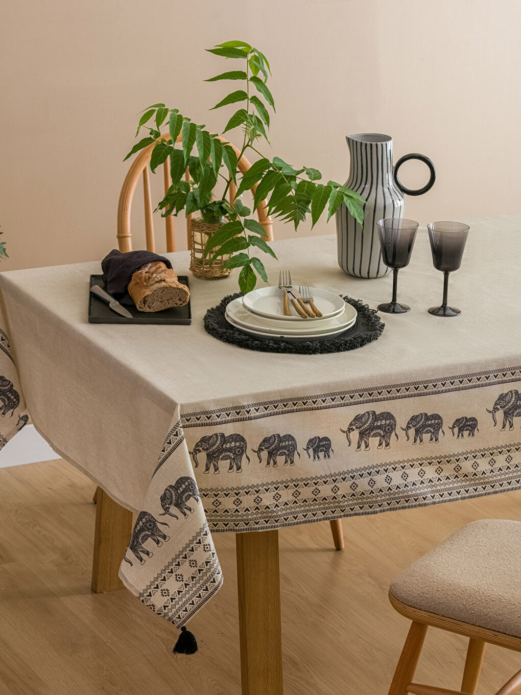 Karışık Fil Baskılı Masa Örtüsü 150x200 cm