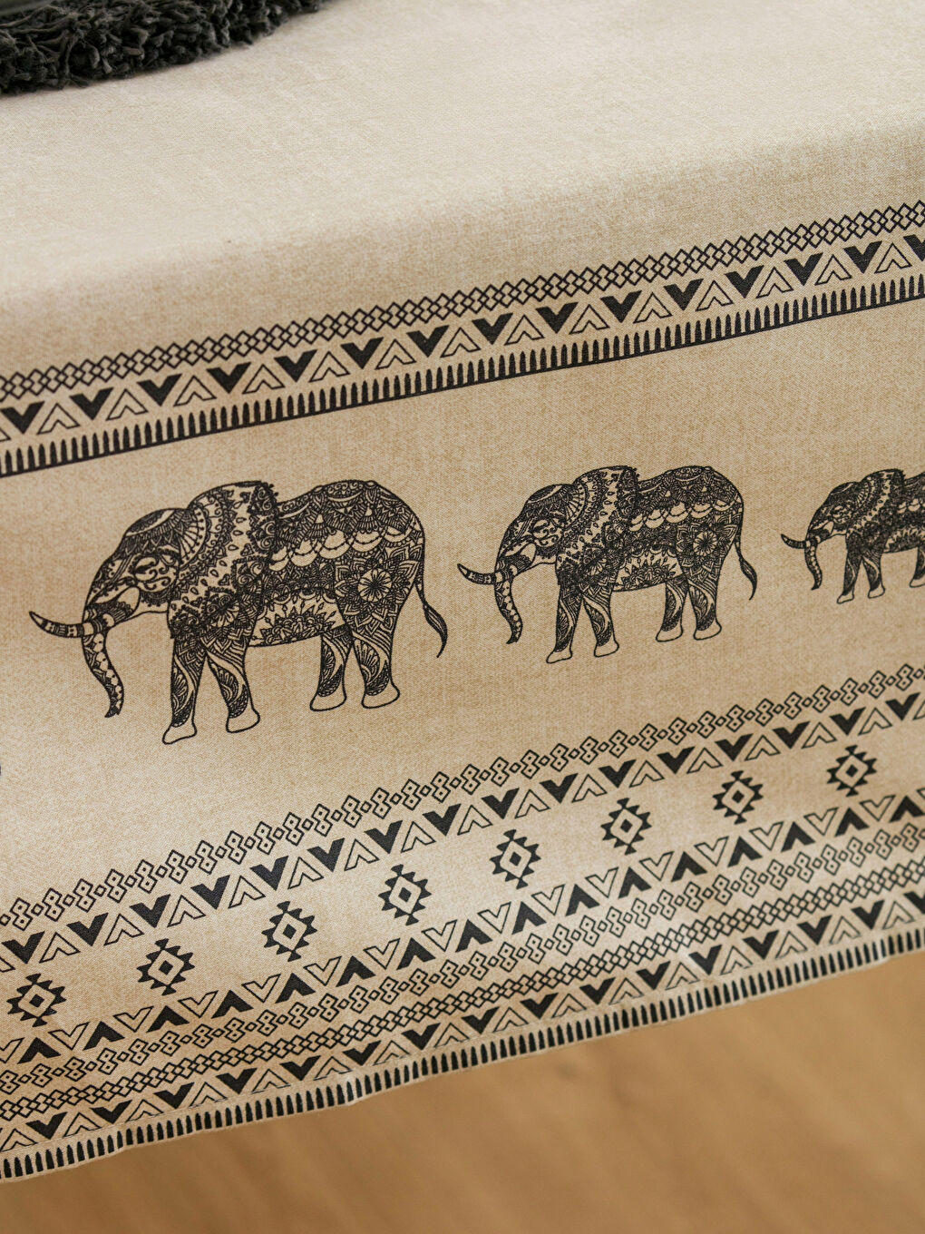 Karışık Fil Baskılı Masa Örtüsü 150x200 cm-3