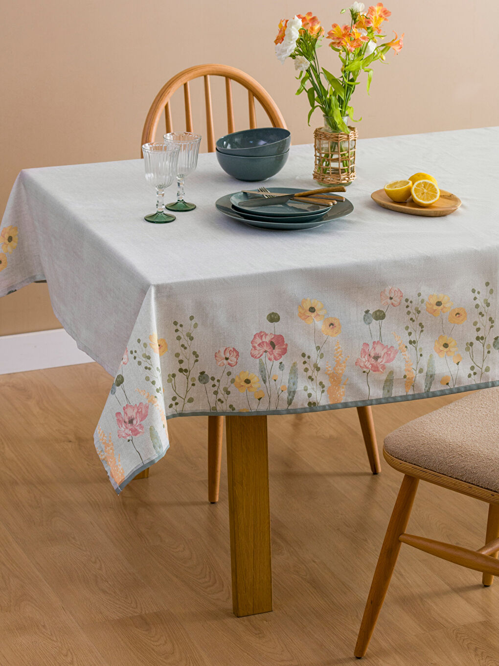 LCW HOME Karişik Çiçek Baskılı Masa Örtüsü 150x200 cm