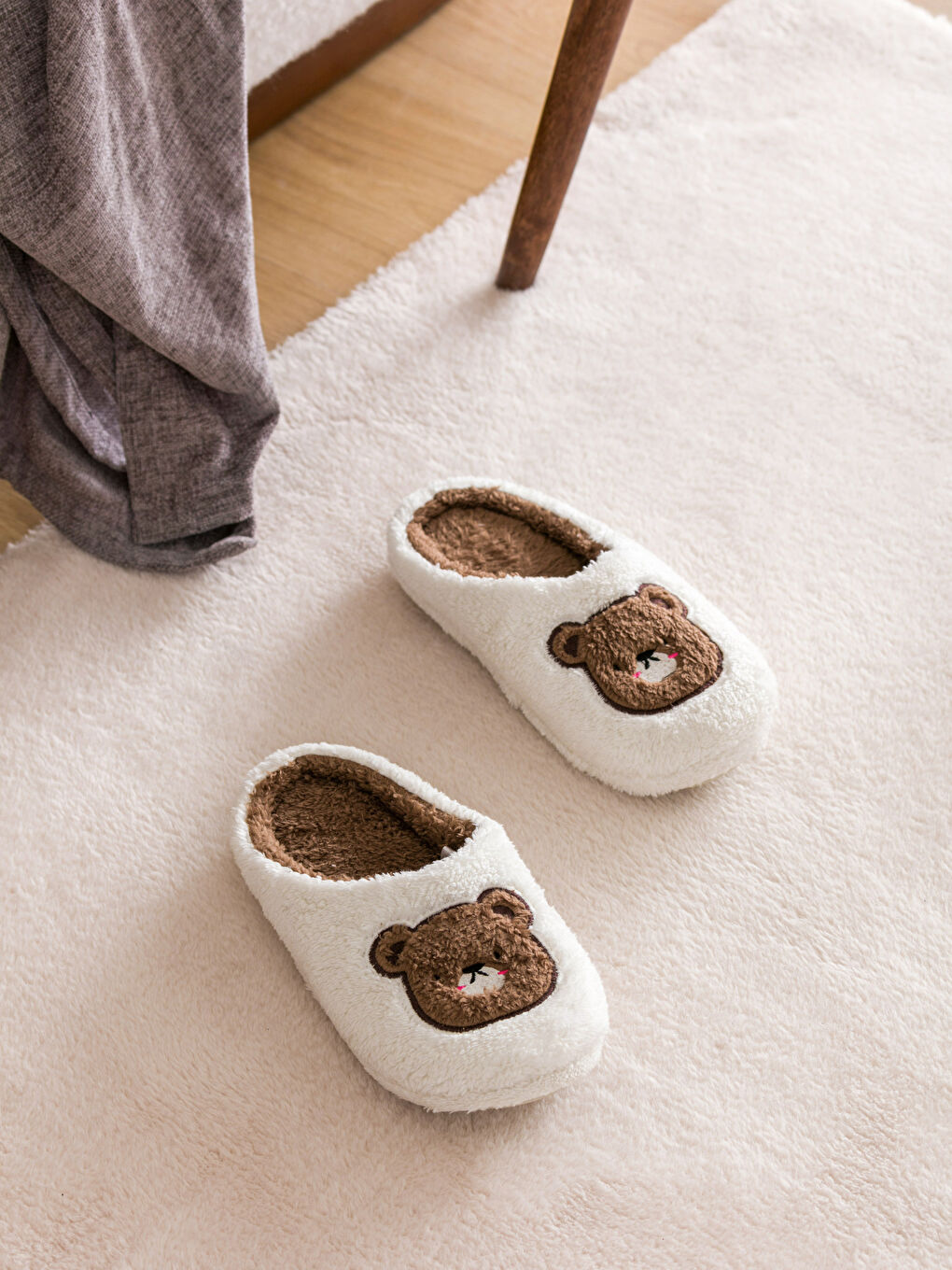 Ekru Nakış Detaylı Pelüş Kadın Ev Terliği-1