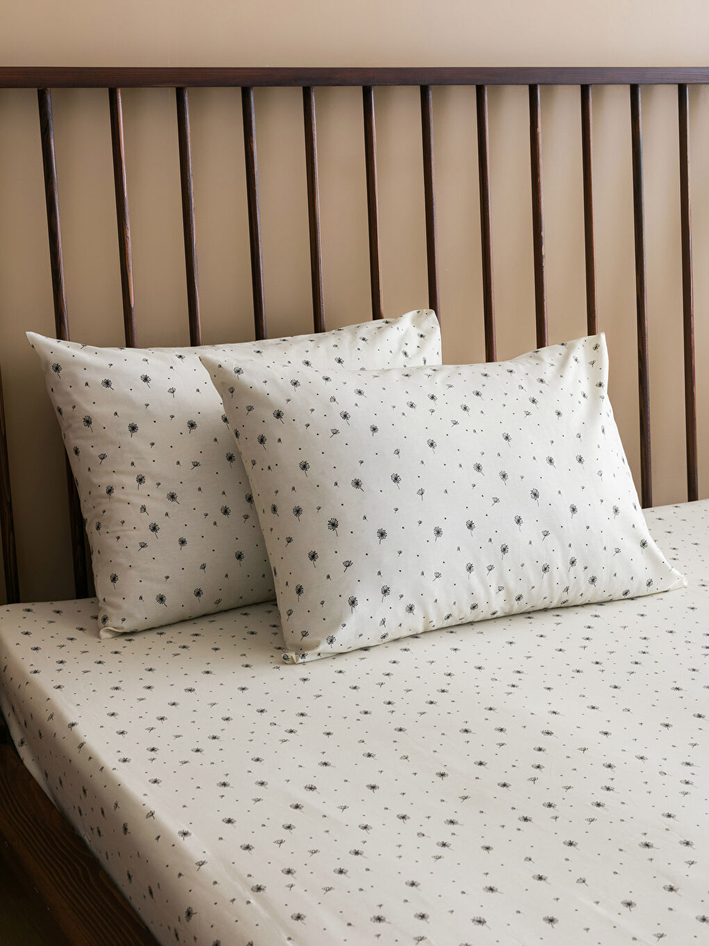 Double Bed Woven Plain Elastic Fitted Sheet and Pillowcase Set 160x200x30 Cm-1