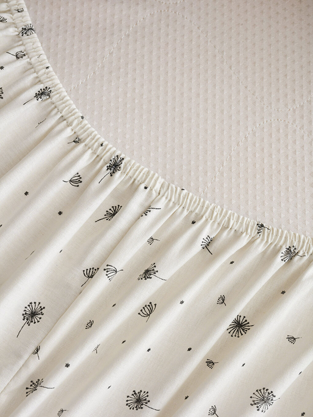 Double Bed Woven Plain Elastic Fitted Sheet and Pillowcase Set 160x200x30 Cm-5