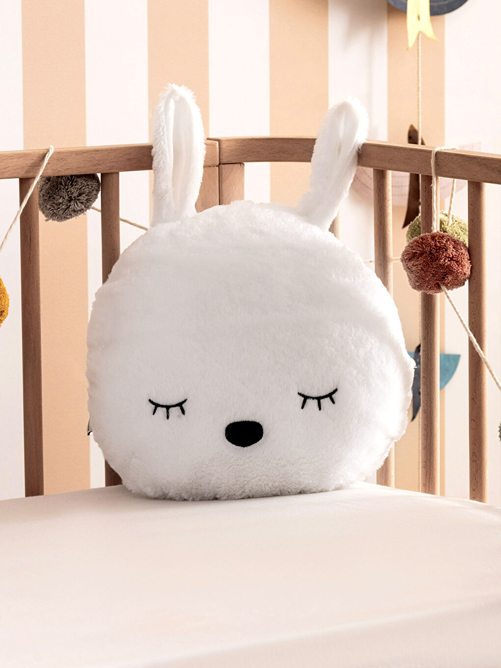 Ekru Nakış Detaylı Pelüş Dolgulu Tavşan Bebek Kırlent