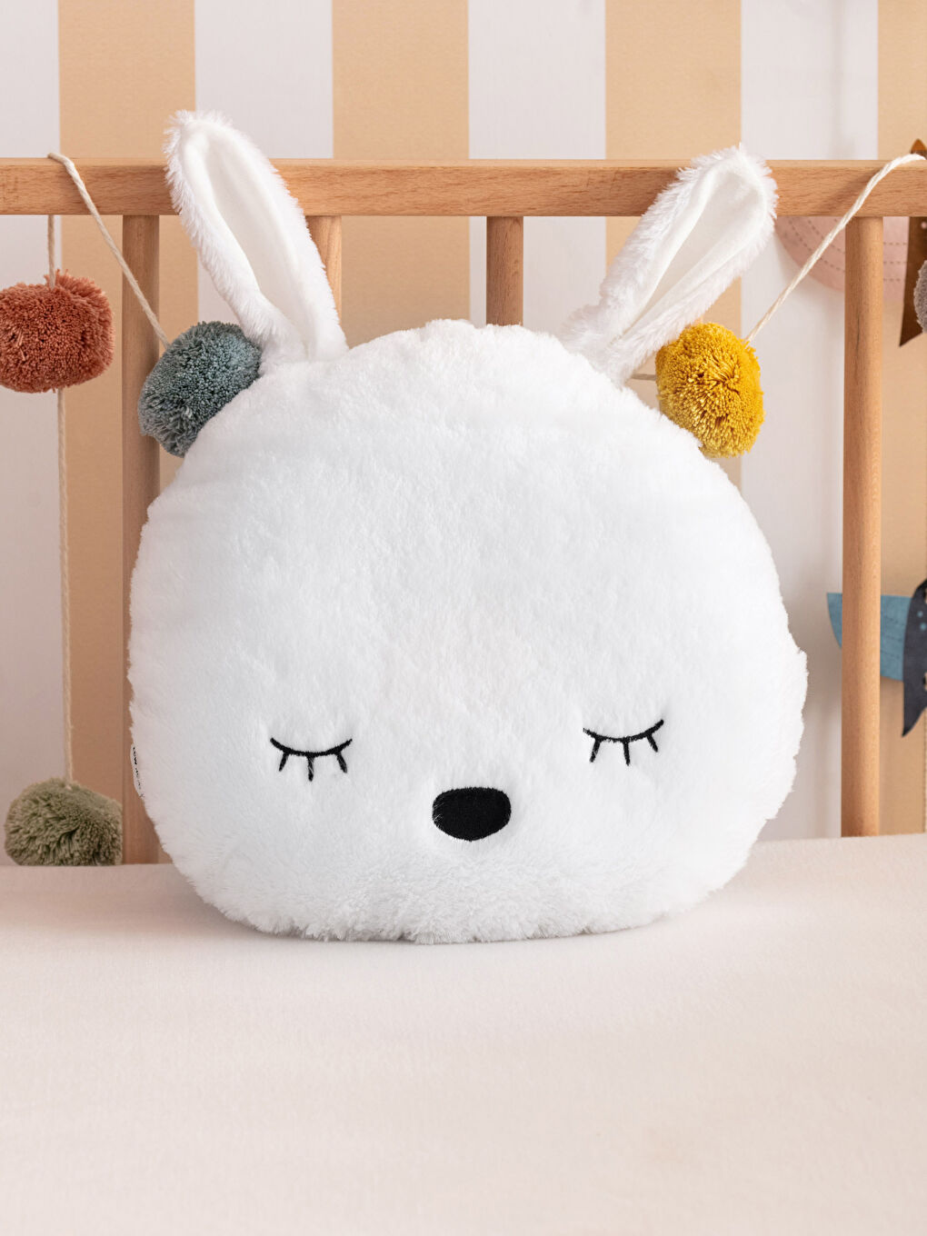 Ekru Nakış Detaylı Pelüş Dolgulu Tavşan Bebek Kırlent-1