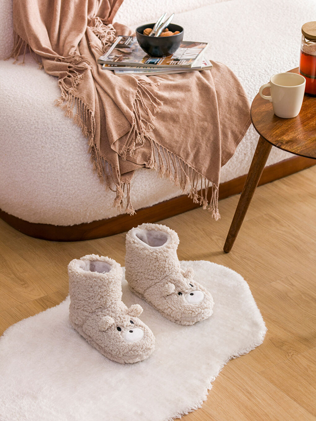 Ekru 3D Detaylı Nakışlı Pelüş Kadın Ev Botu