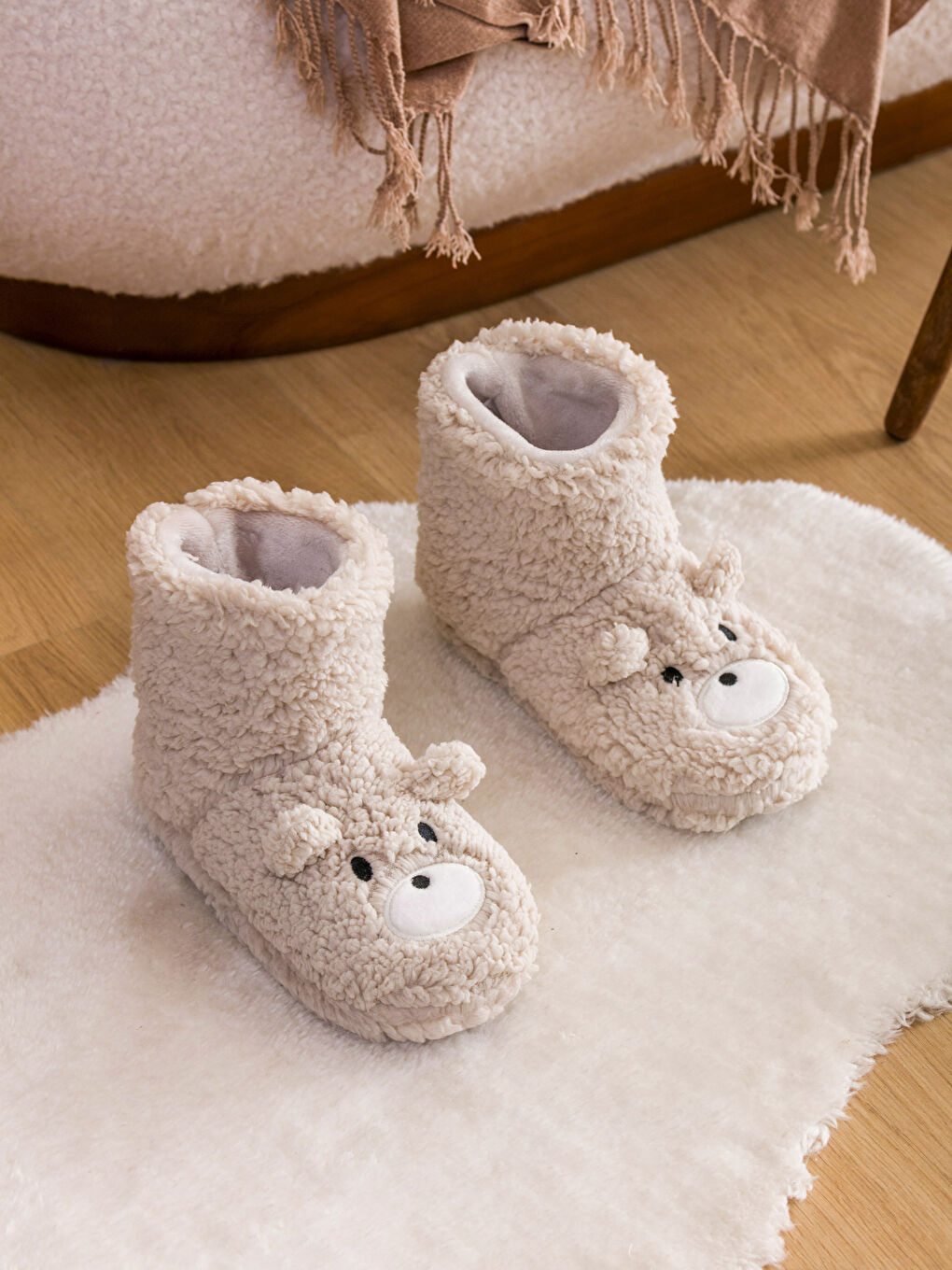Ekru 3D Detaylı Nakışlı Pelüş Kadın Ev Botu-1