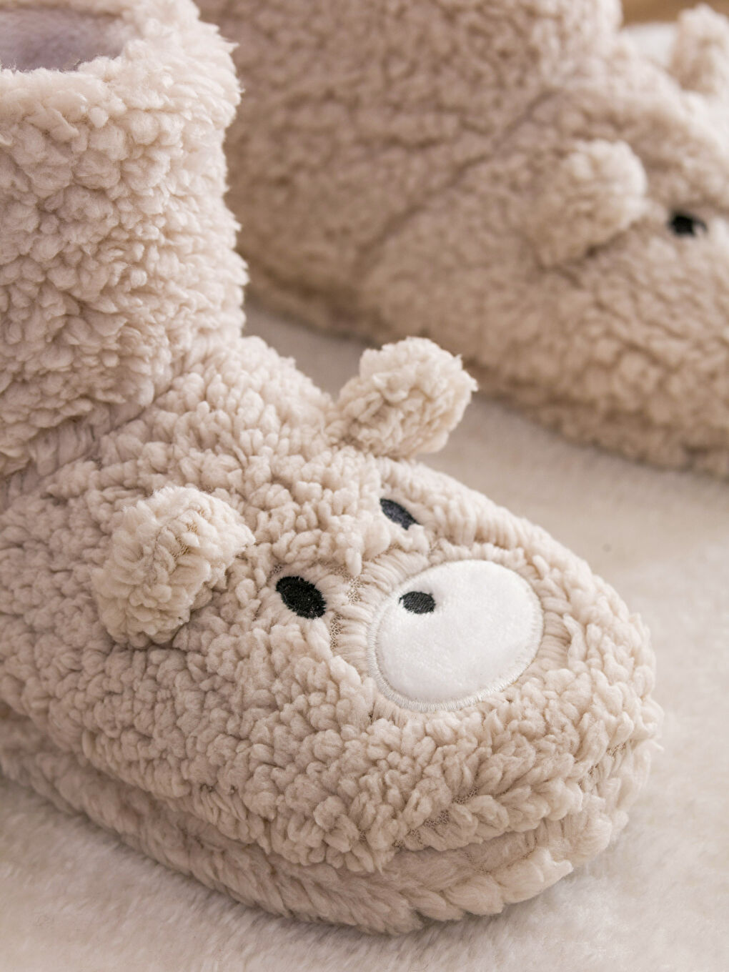 Ekru 3D Detaylı Nakışlı Pelüş Kadın Ev Botu-2