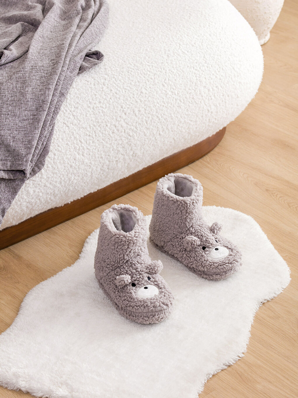 Gri 3D Detaylı Nakışlı Pelüş Kadın Ev Botu-1