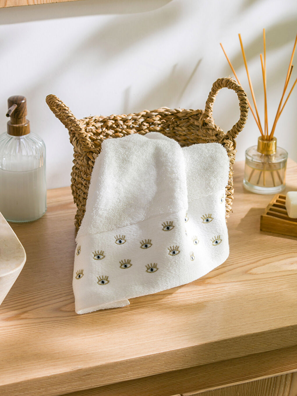 Ekru Pamuklu Göz Nakışlı Yüz Havlusu 50x80 cm