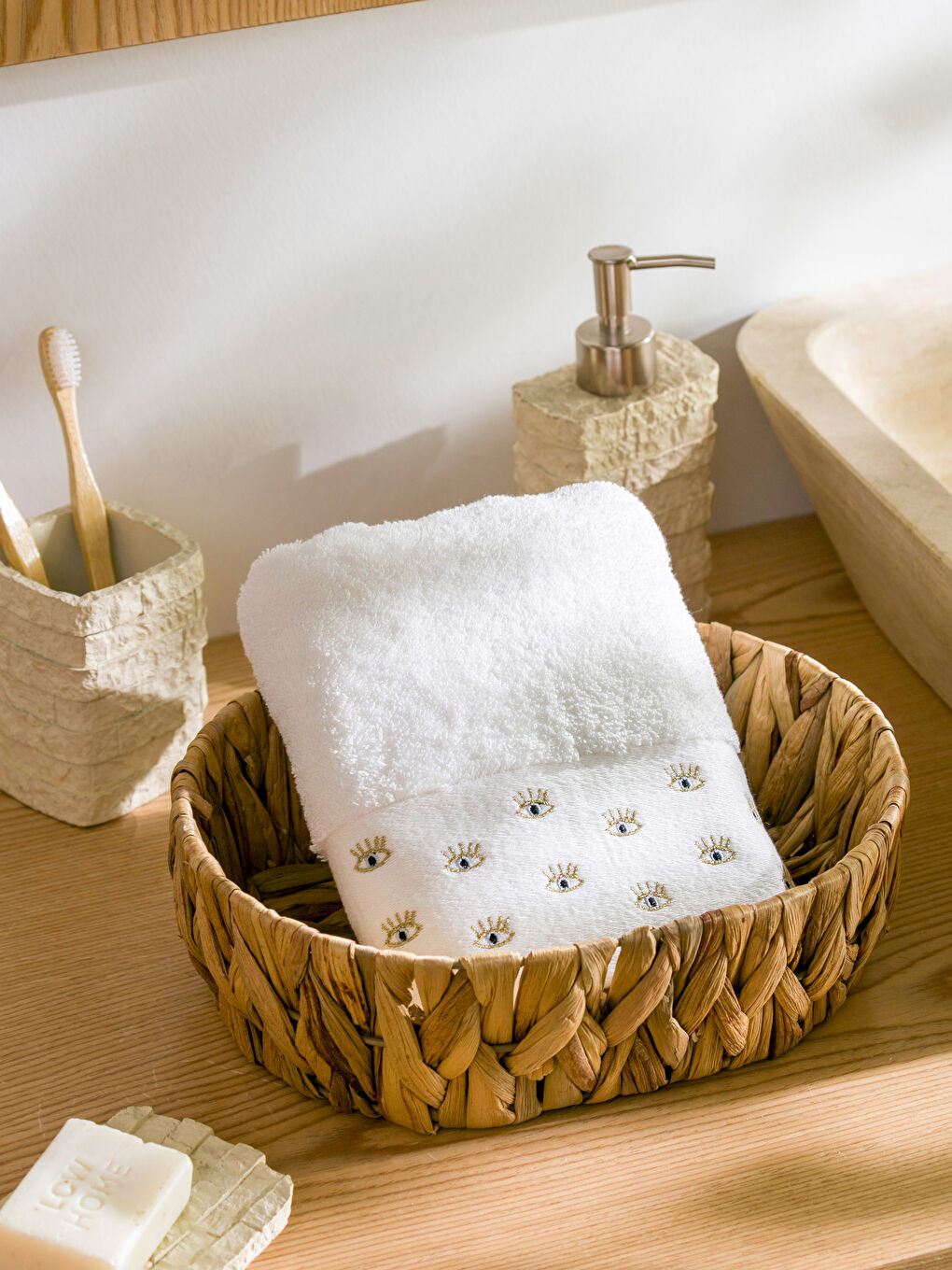 Ekru Pamuklu Göz Nakışlı Yüz Havlusu 50x80 cm-1