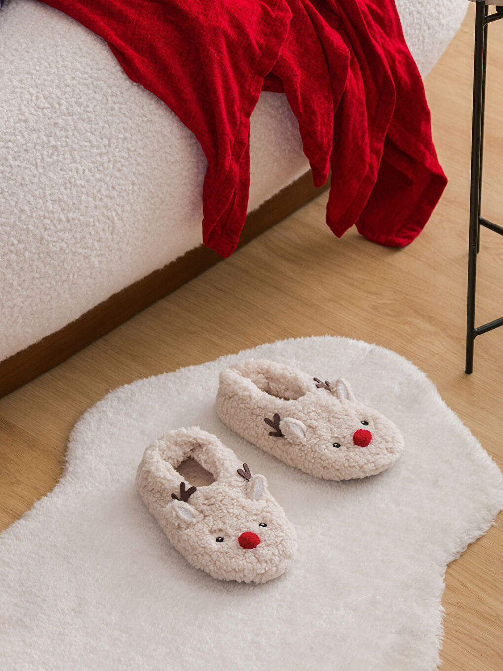 Papuci de casă cu Detalii Broderie Aplicată 3D pentru Femei