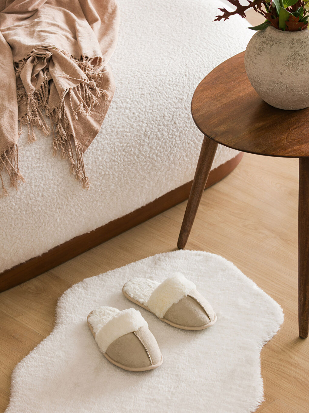 Bej Önü Kapalı Süet Kadın Ev Terliği