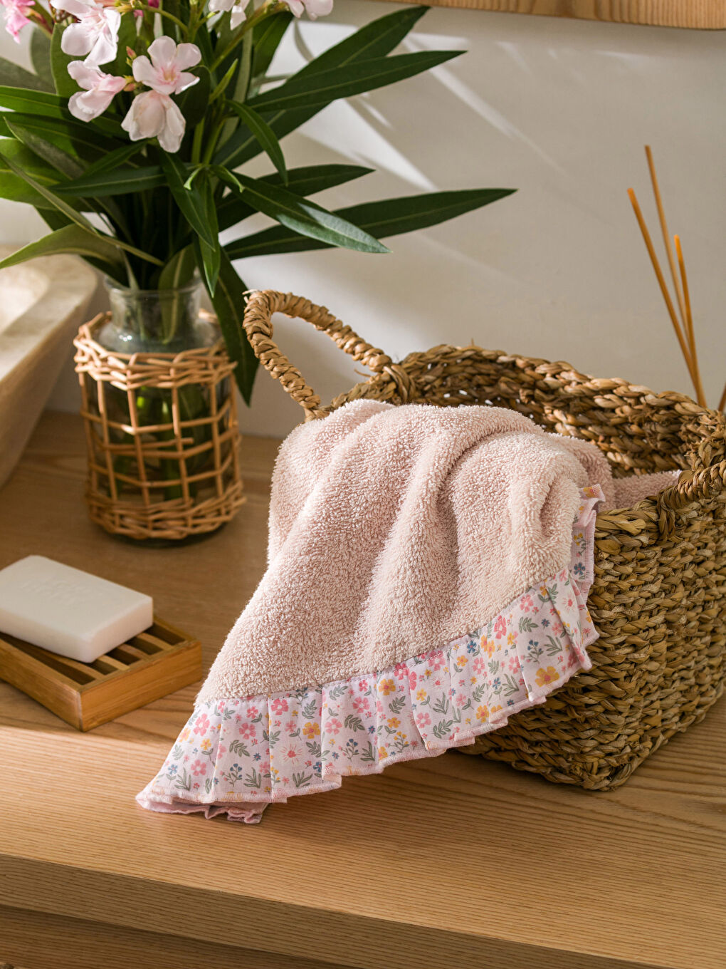 Pembe Çiçek Nakışlı Püsküllü Yüz Havlusu 50x80 cm