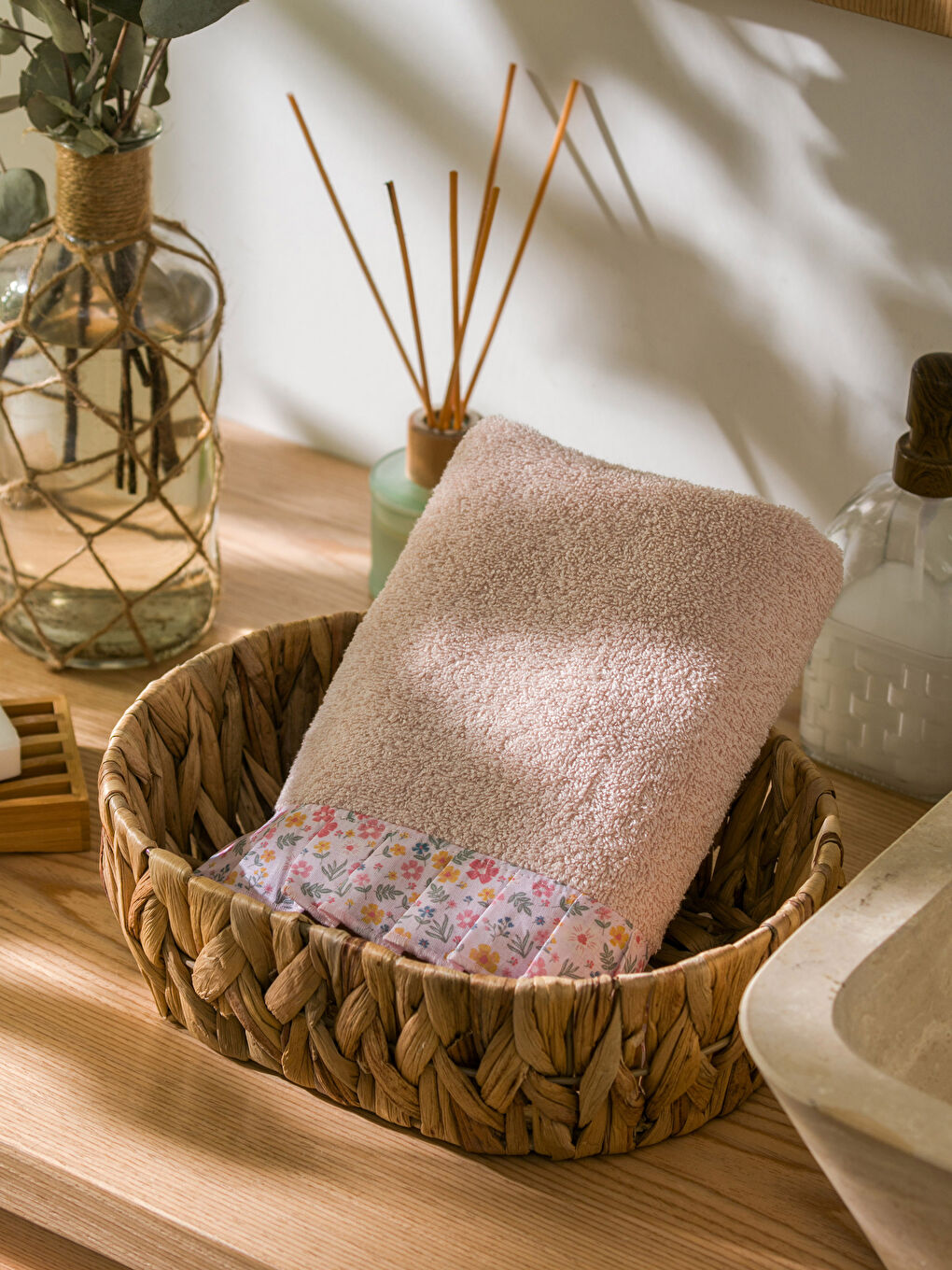 Pembe Çiçek Nakışlı Püsküllü Yüz Havlusu 50x80 cm-1