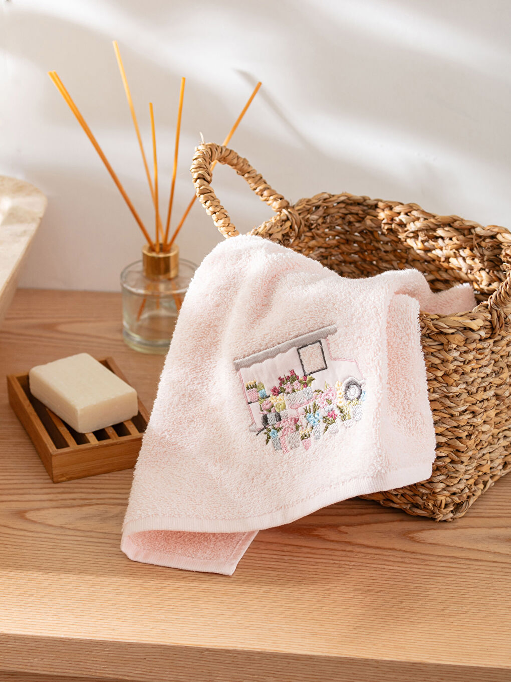Pembe Nakışlı Pamuklu Yüz Havlusu 50x80 cm-1