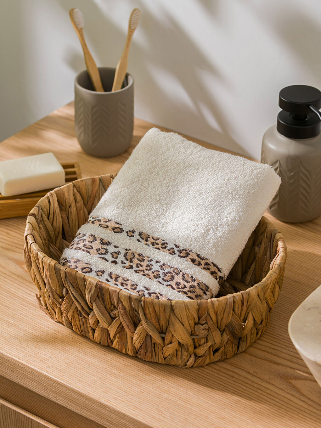 Ekru Leopar Desenli Yüz Havlusu 50x80 cm