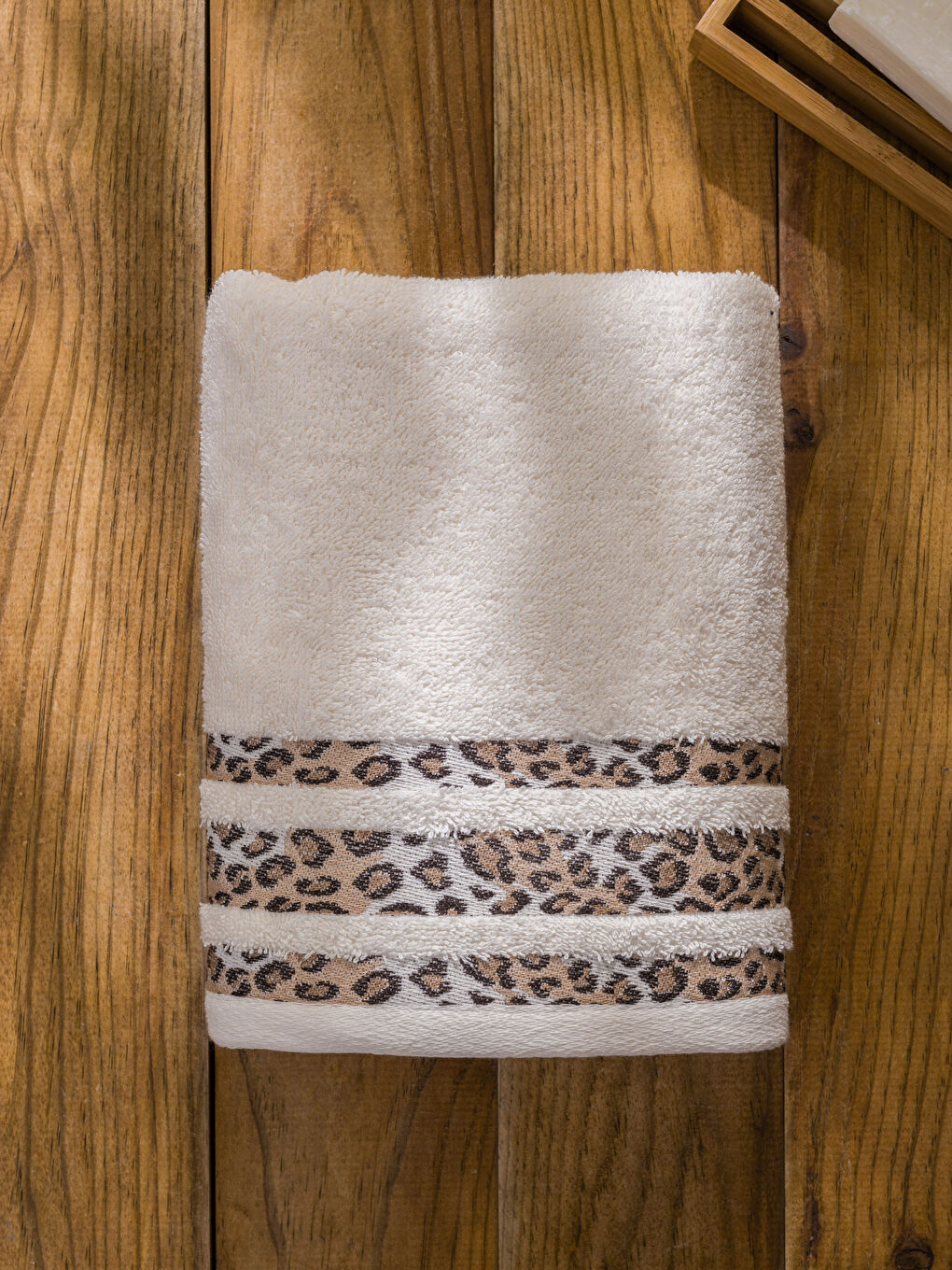 Ekru Leopar Desenli Yüz Havlusu 50x80 cm-2