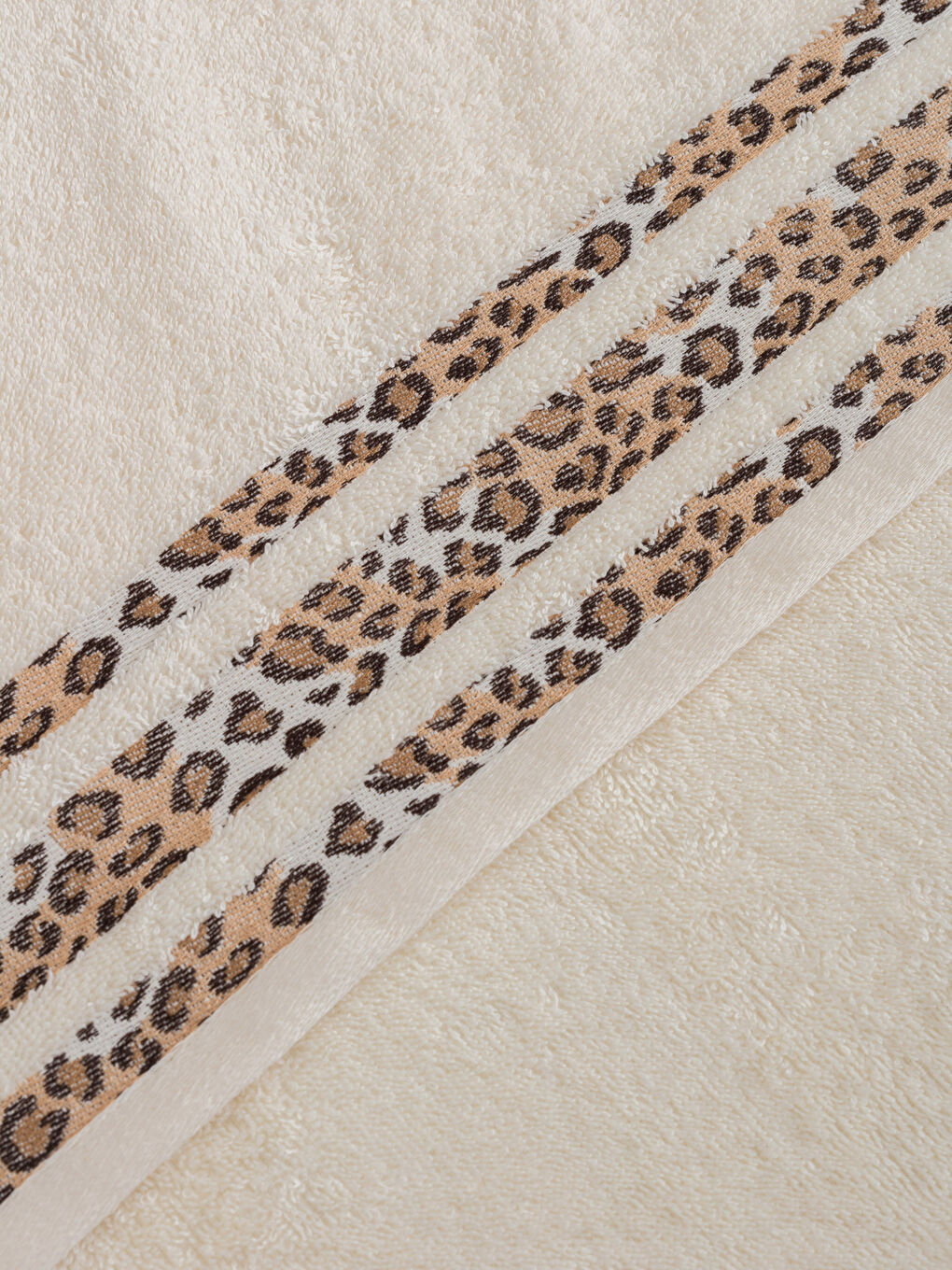 Ekru Leopar Desenli Yüz Havlusu 50x80 cm-3