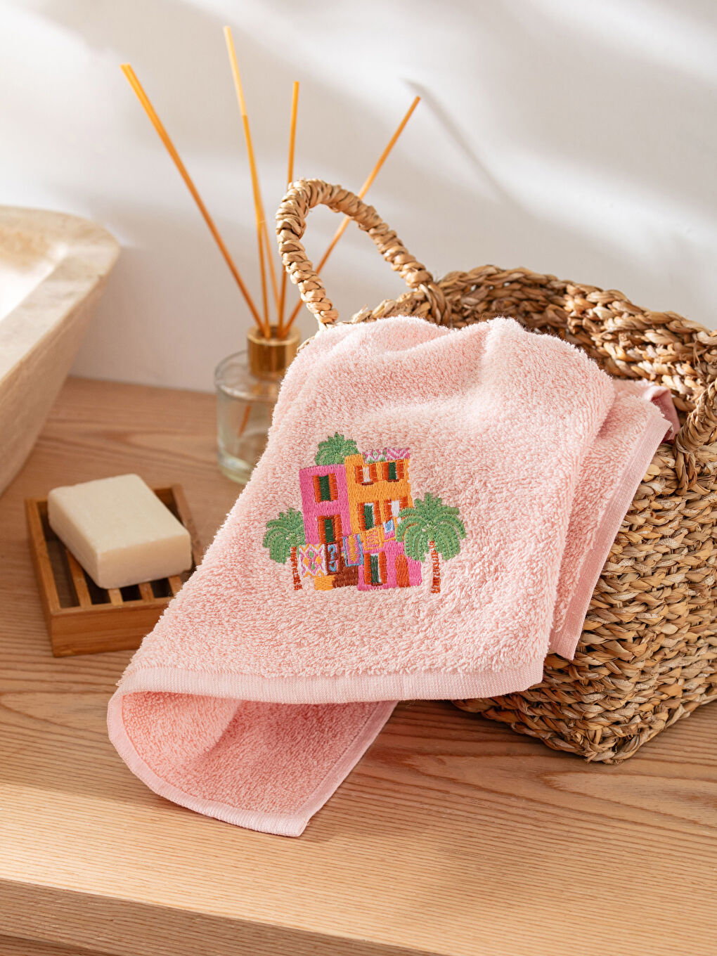 Pembe Nakışlı Pamuklu Yüz Havlusu 50x80 cm