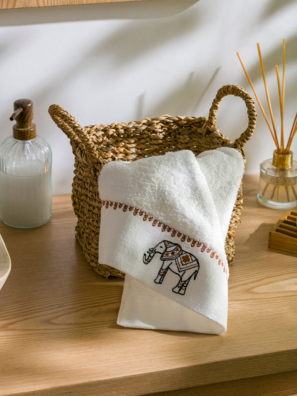 Karışık Fil Nakışlı Yüz Havlusu 50x80 cm