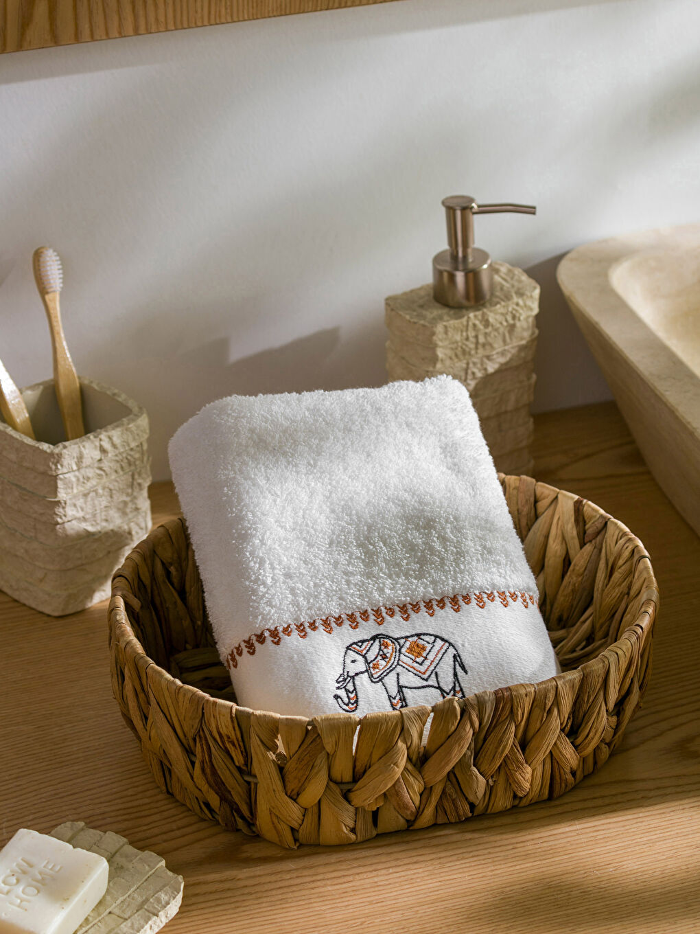 Karışık Fil Nakışlı Yüz Havlusu 50x80 cm-1