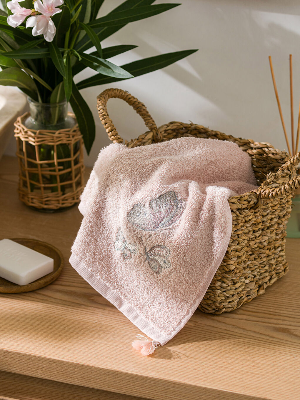 Pembe Kelebek Nakışlı Yüz Havlusu 50x80 cm