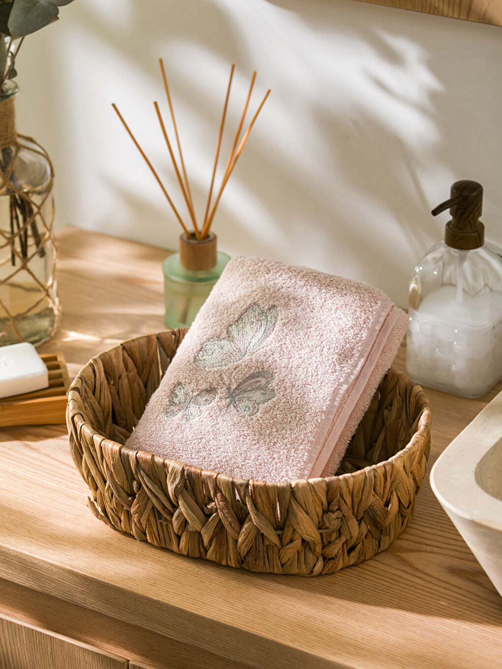 Pembe Kelebek Nakışlı Yüz Havlusu 50x80 cm-1