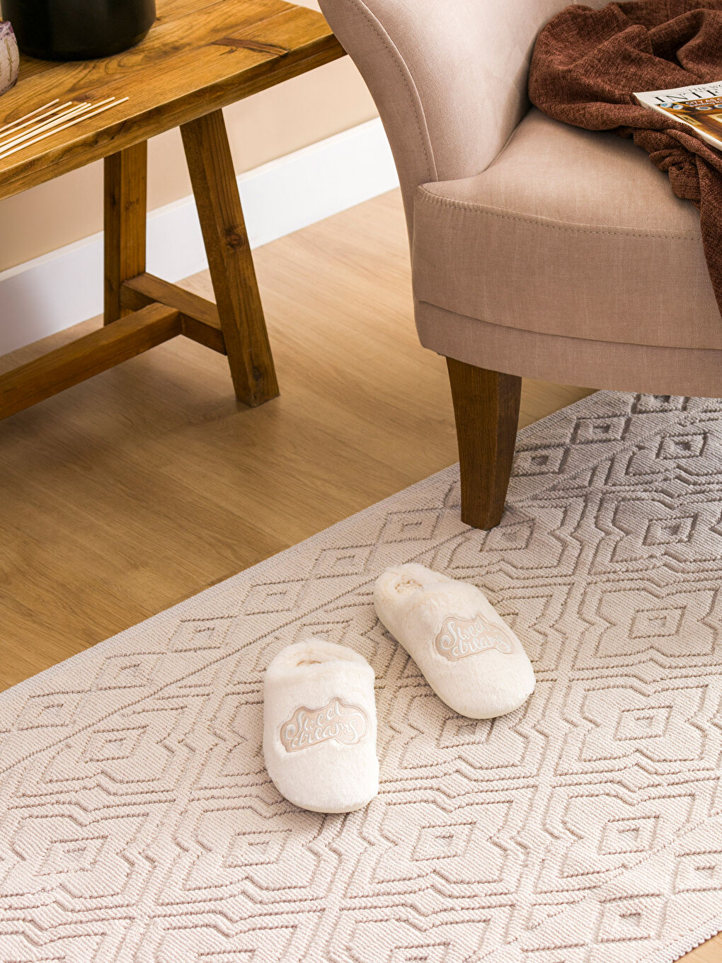 Ekru Nakış Detaylı Önü Kapalı Pelüş Kadın Ev Terliği